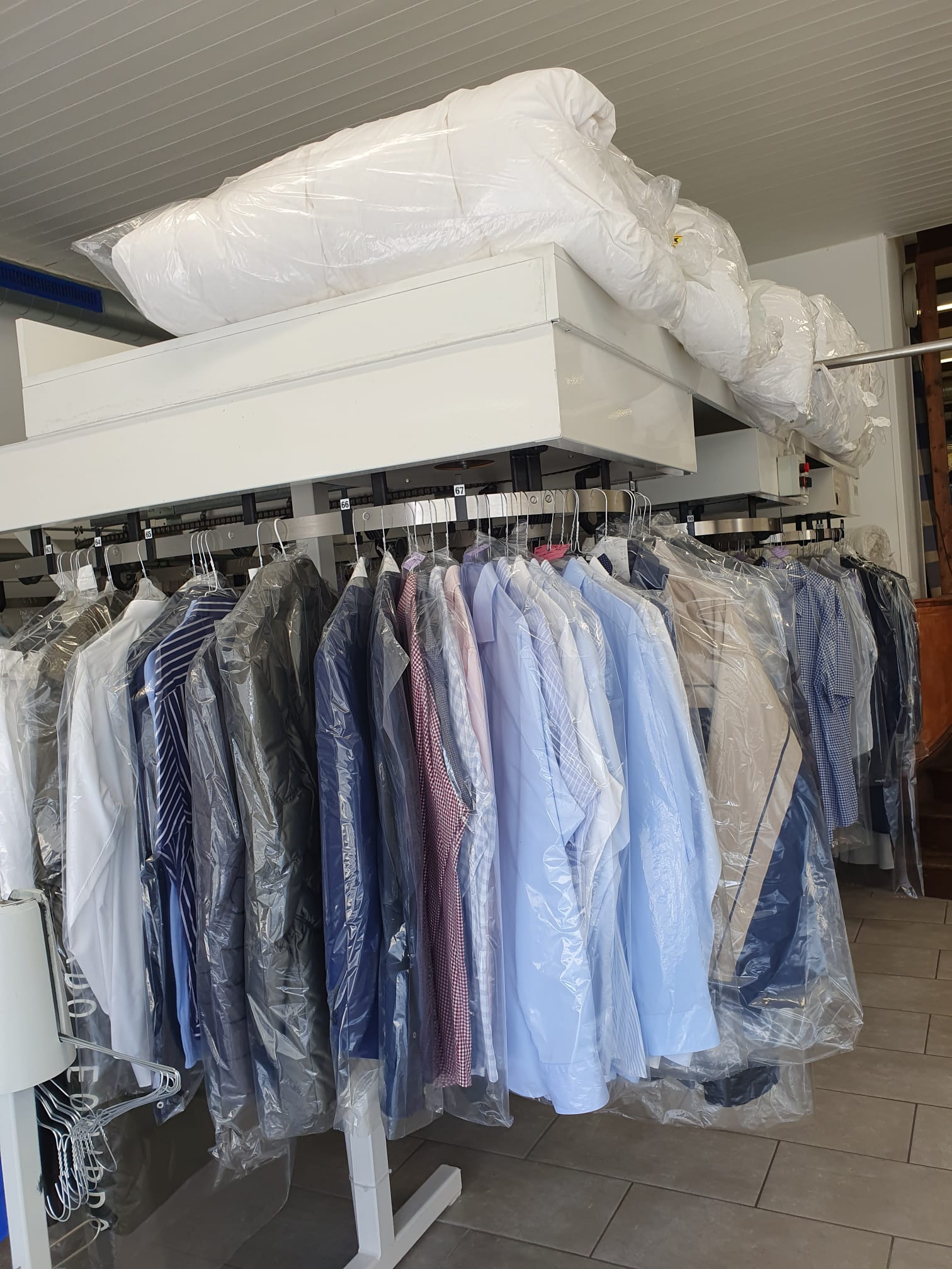 Gereinigte Hemden auf Stange