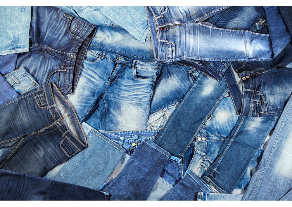 Mehrere gefaltete Jeans